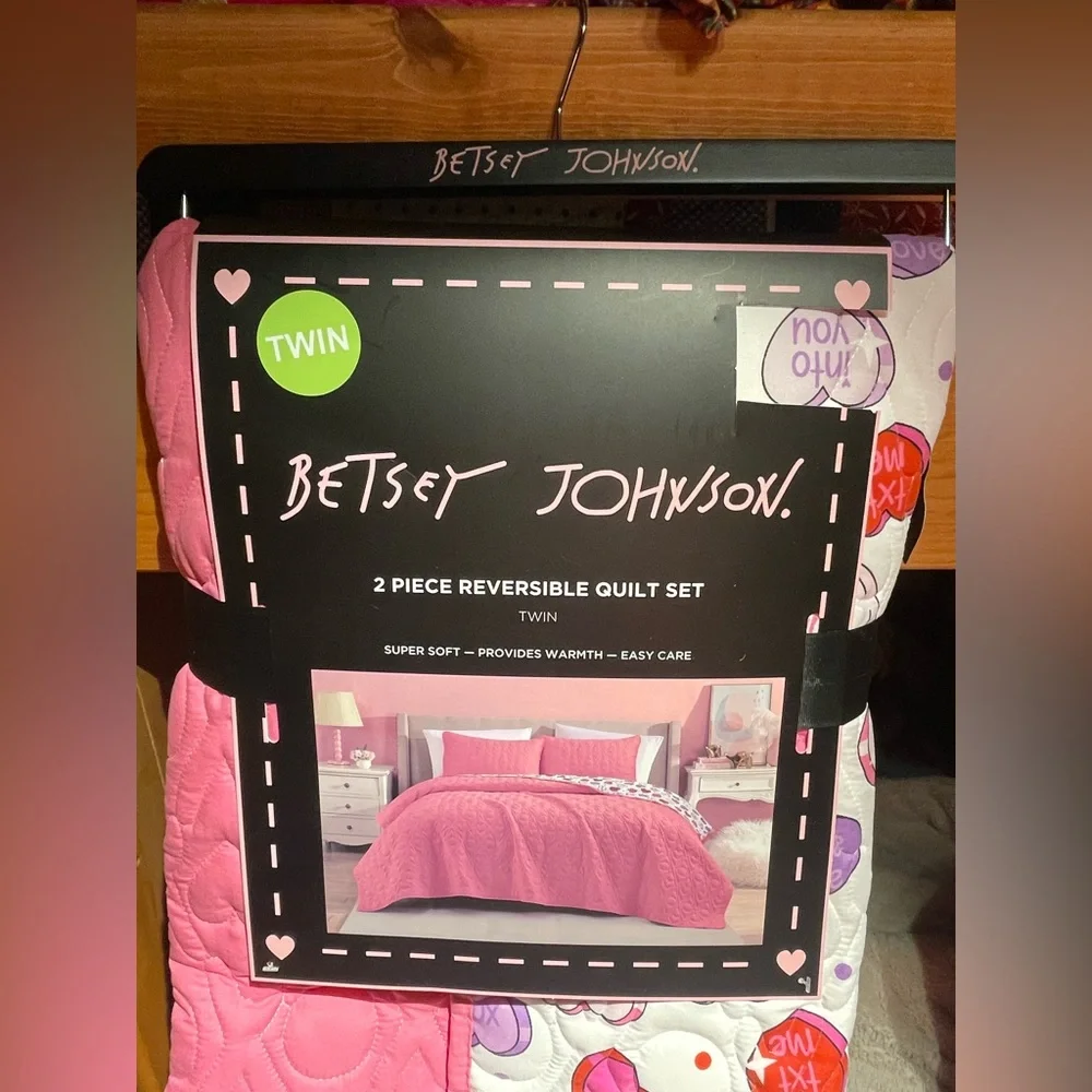 NWT Betsey Johnson Reversible Twin Conversation Heart Quilt and Sham Set